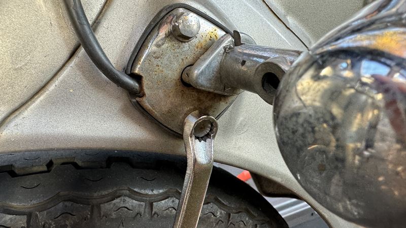 リトルカブのウインカー取り外し