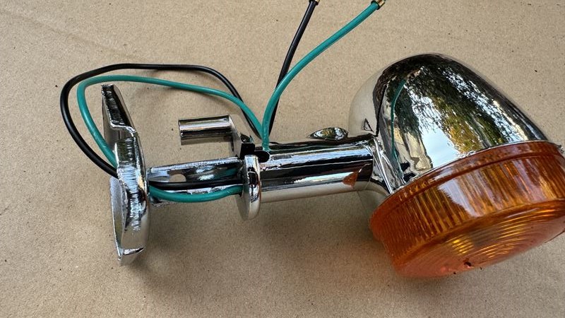 ウインカーの配線をステー内に通す