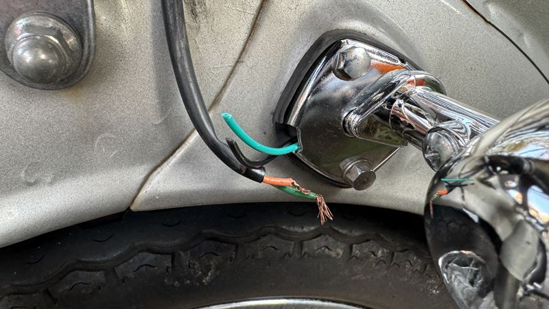 リアウインカーの配線を結線する