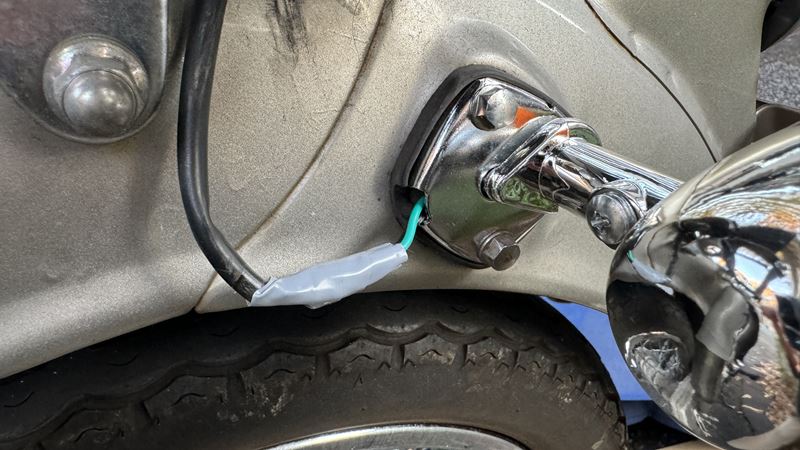 ウインカーの結線部にビニールテープを巻く