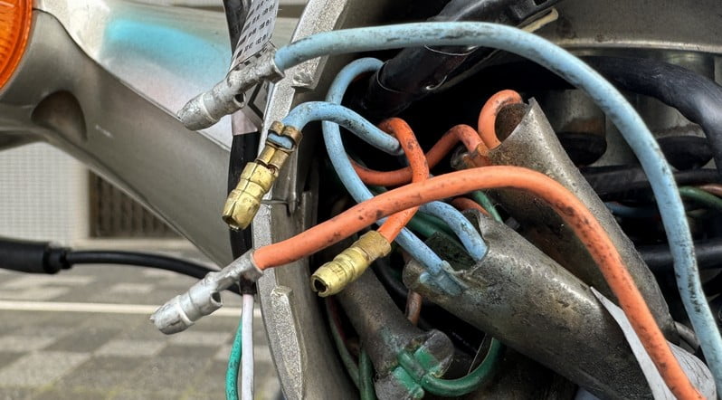 カブのウインカー配線を外す