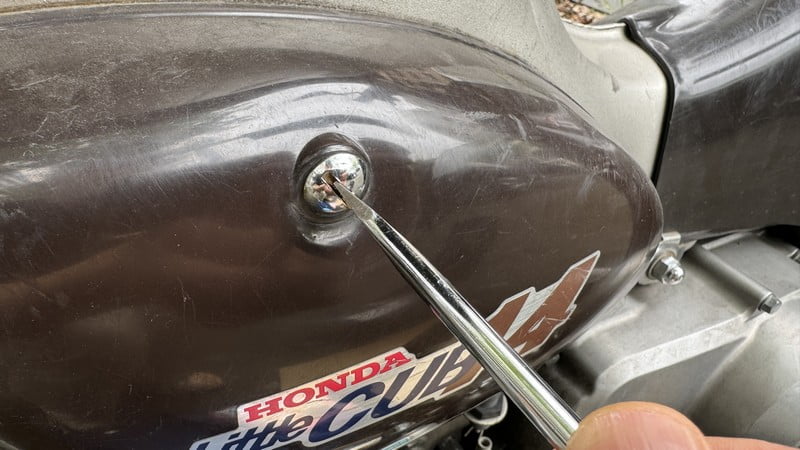 カブ　サイドカバー外す