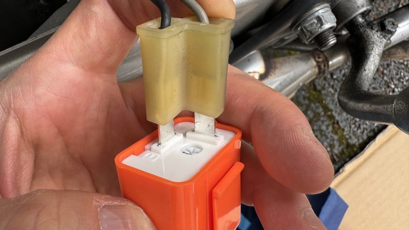 コネクターに差し込む