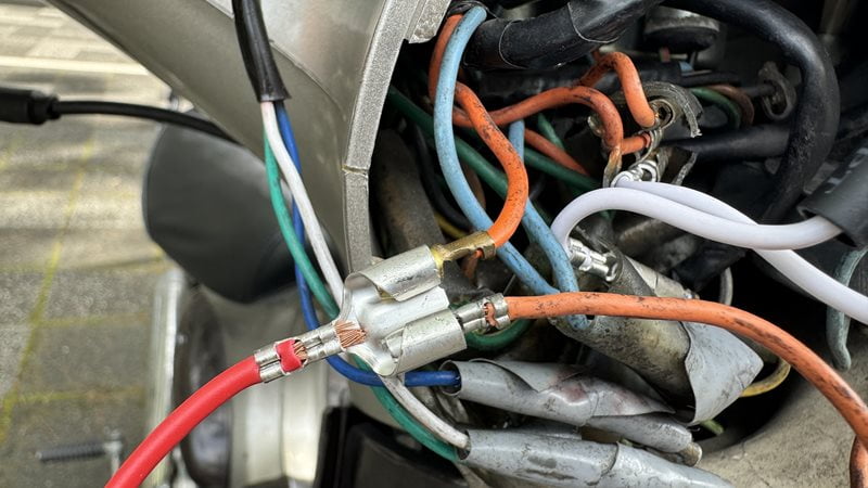 アース側のハーネス取り付け