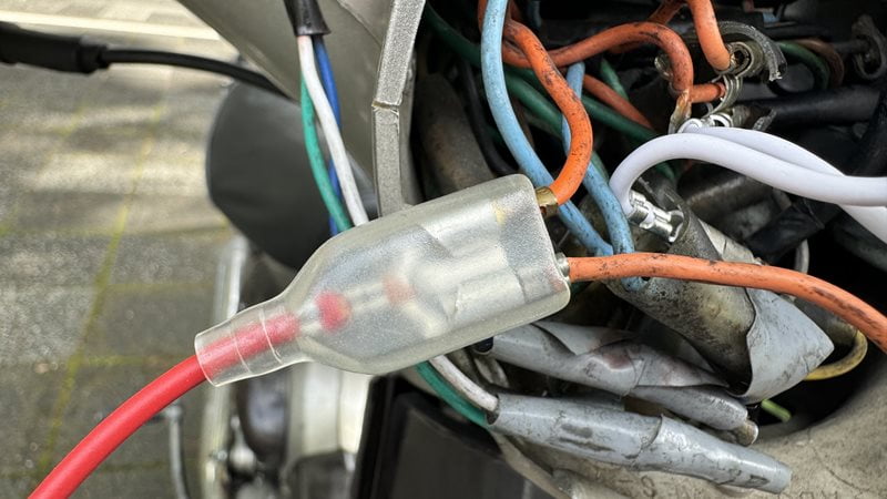 絶縁スリーブでギボシ端子をカバー