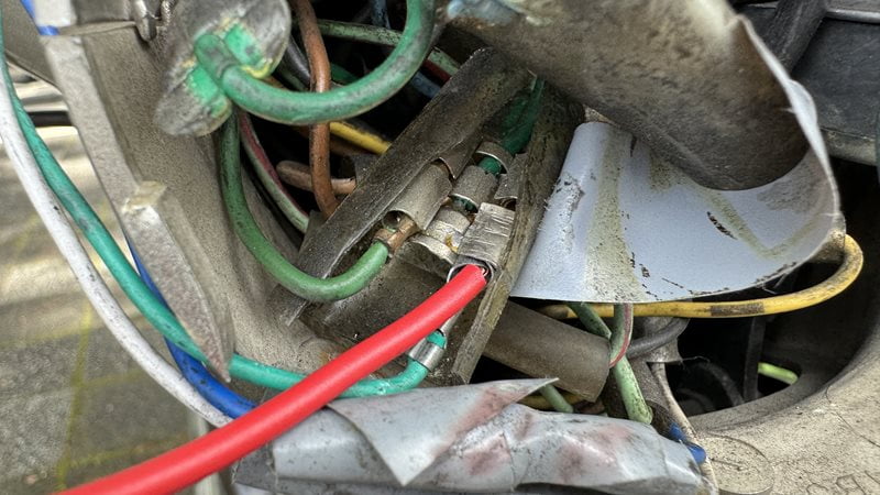 4又ギボシ端子にアース側ハーネス取り付け