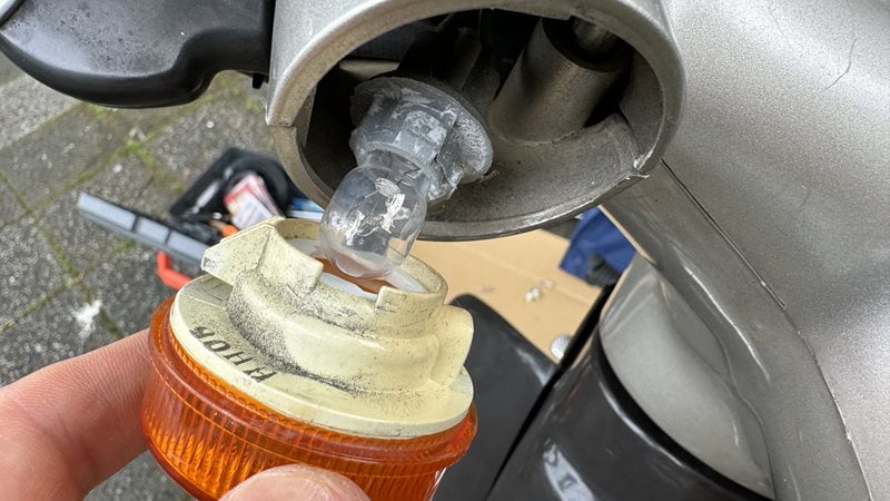 レンズケースからウインカーバルブを外す