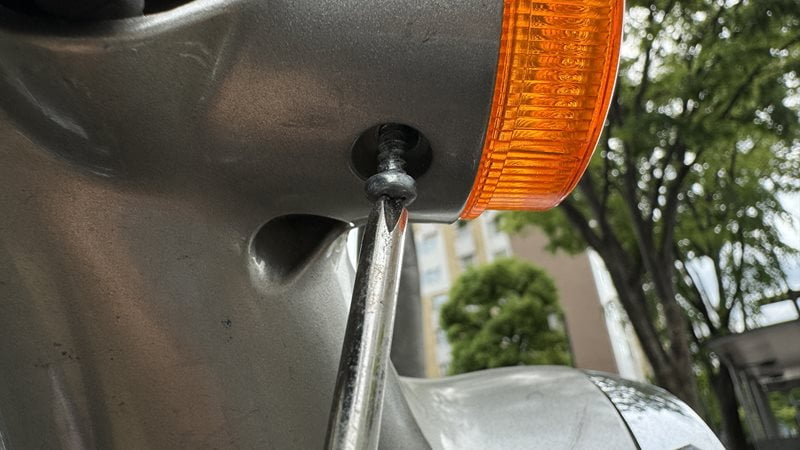 フロントのウインカーバルブ交換