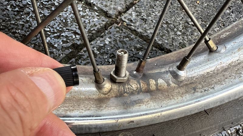 タイヤのバルブキャップを外す