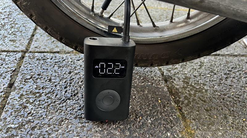 電動空気入れで空気注入を開始