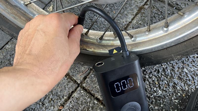 電動空気入れのノズルをバルブに接続