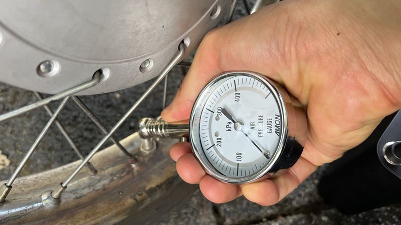 エアゲージで空気圧チェック