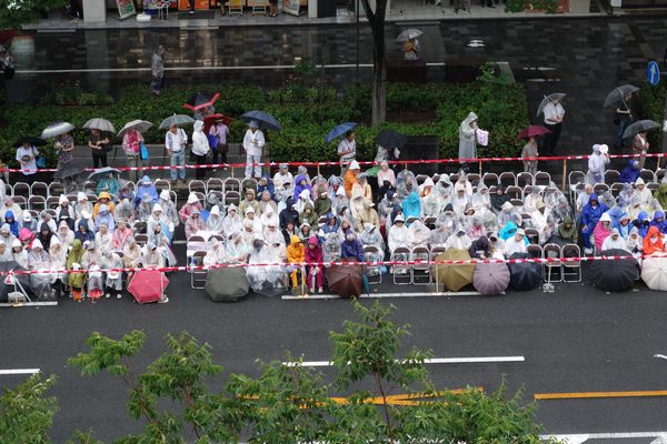 2015雨の祇園祭前祭山鉾巡行　御池通の有料観覧席
