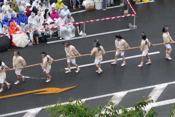 2015雨の祇園祭前祭　山鉾巡行　函谷鉾の曳き手